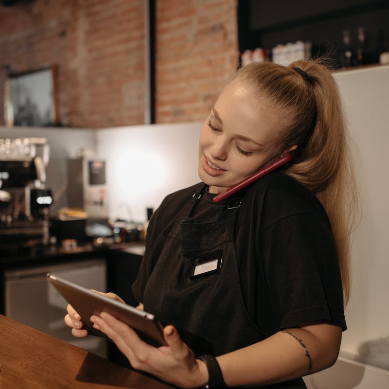Dueña de un café gestionando su negocio desde la tablet